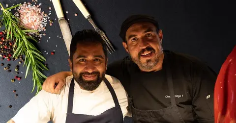 Fotografía del famoso chef Diego Telles  creador del restaurante Flor de Lis, con otro cocinero.