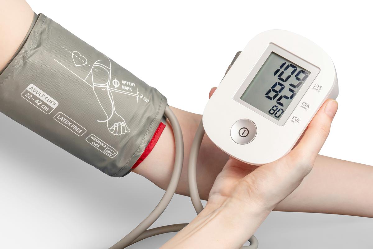 A blood pressure monitor displaying a normal, healthy blood pressure reading, symbolizing the potential benefits of the DASH diet in reducing hypertension risk.